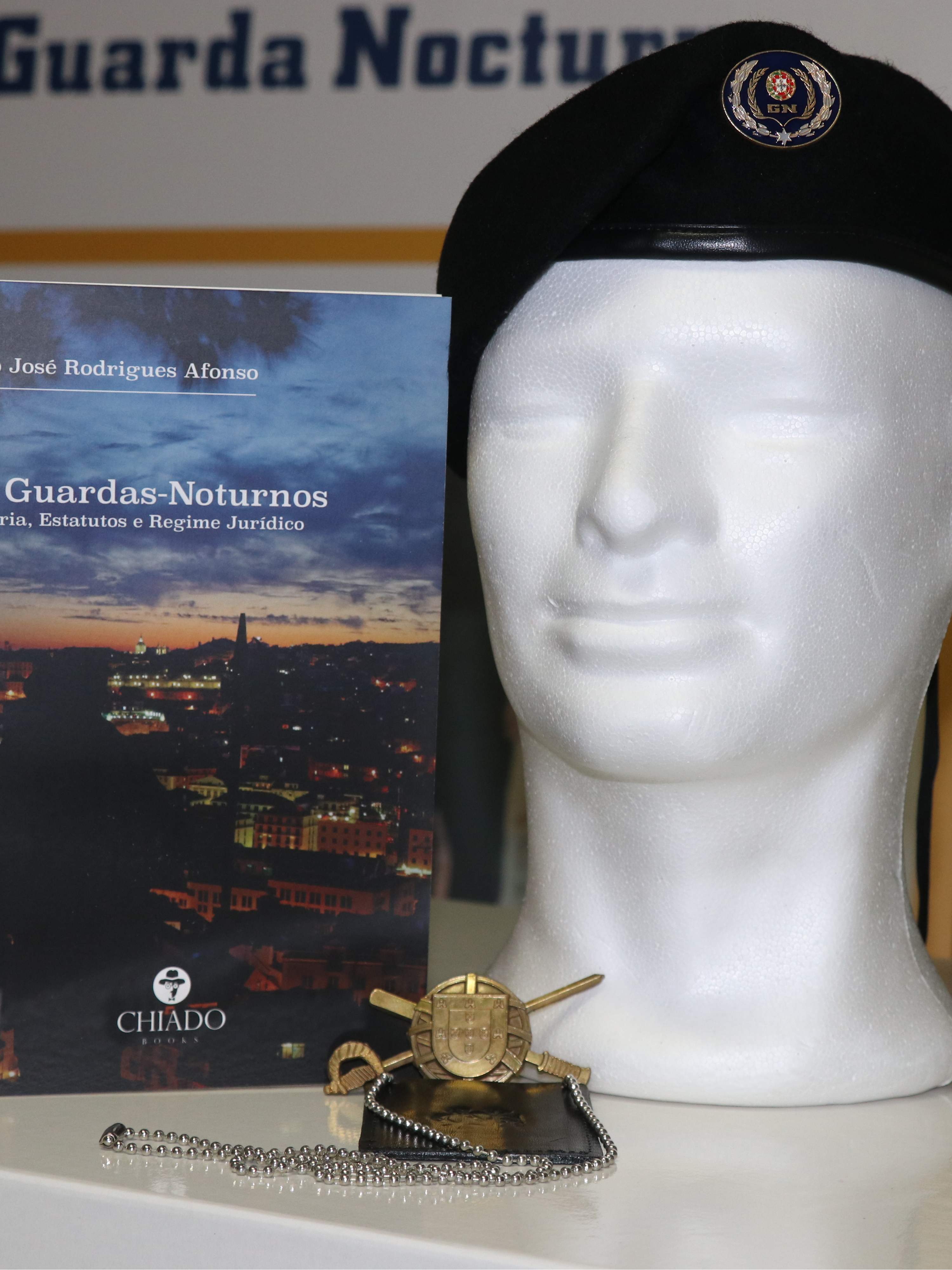 Boina preta com simbolo G.N.