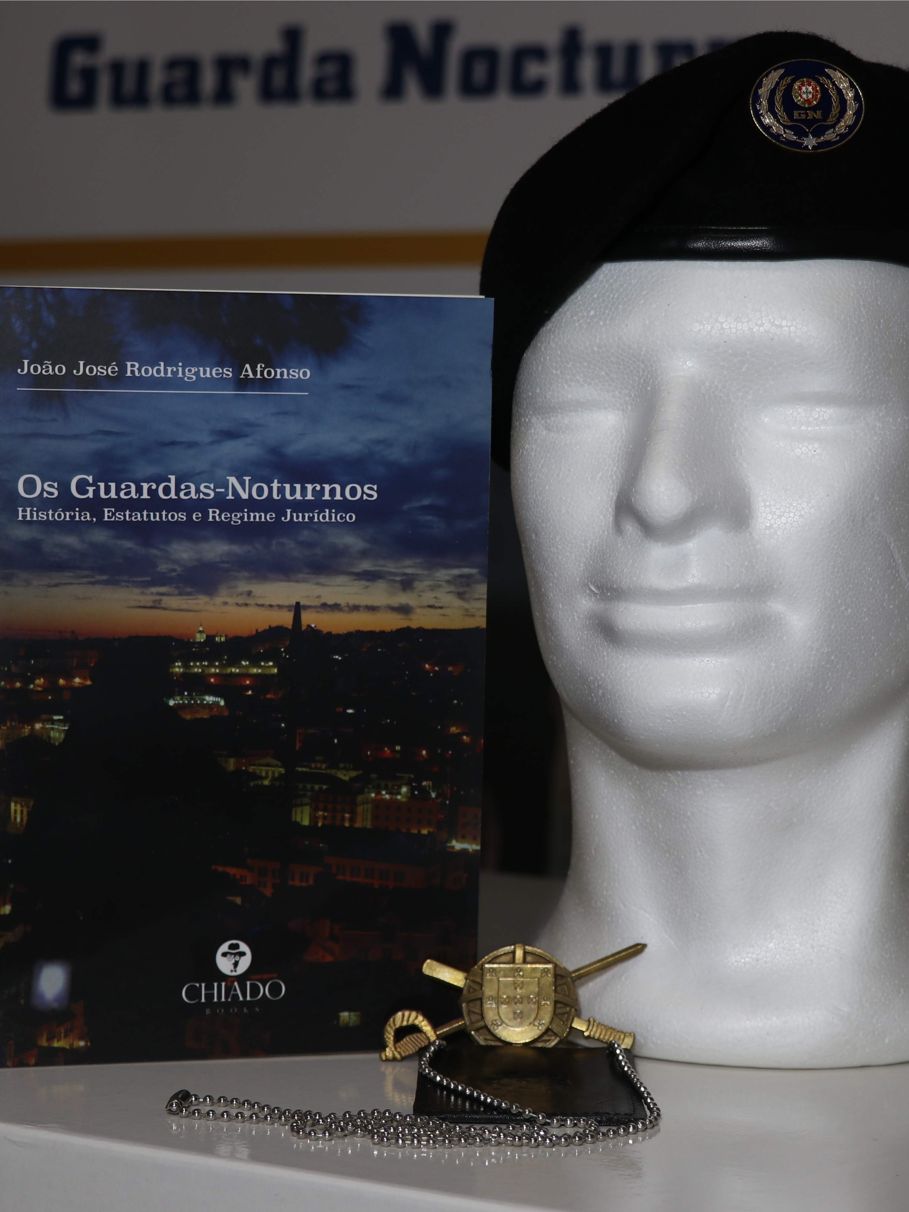 Boina preta com simbolo G.N.