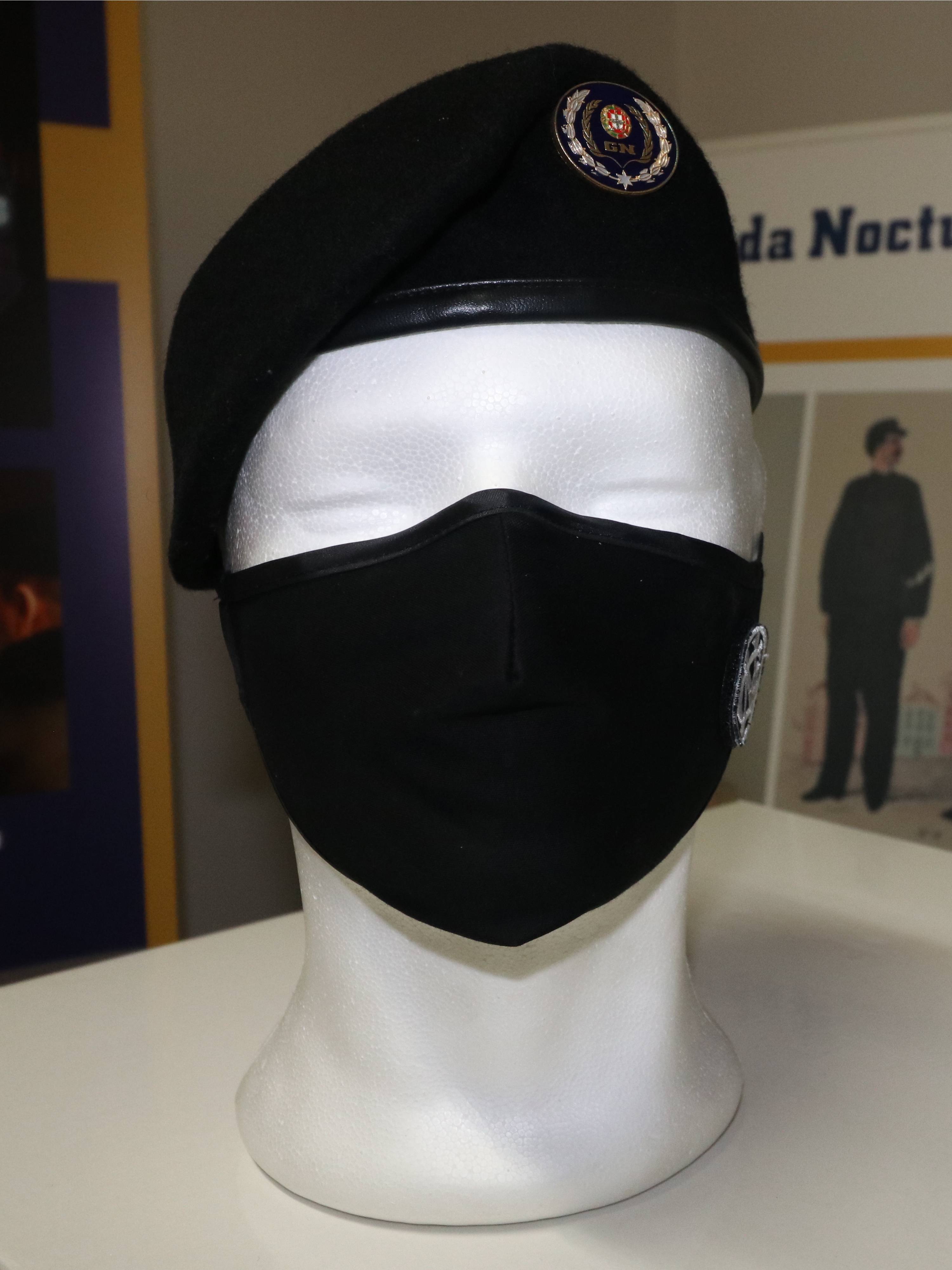 Mascara de proteção com monograma removível