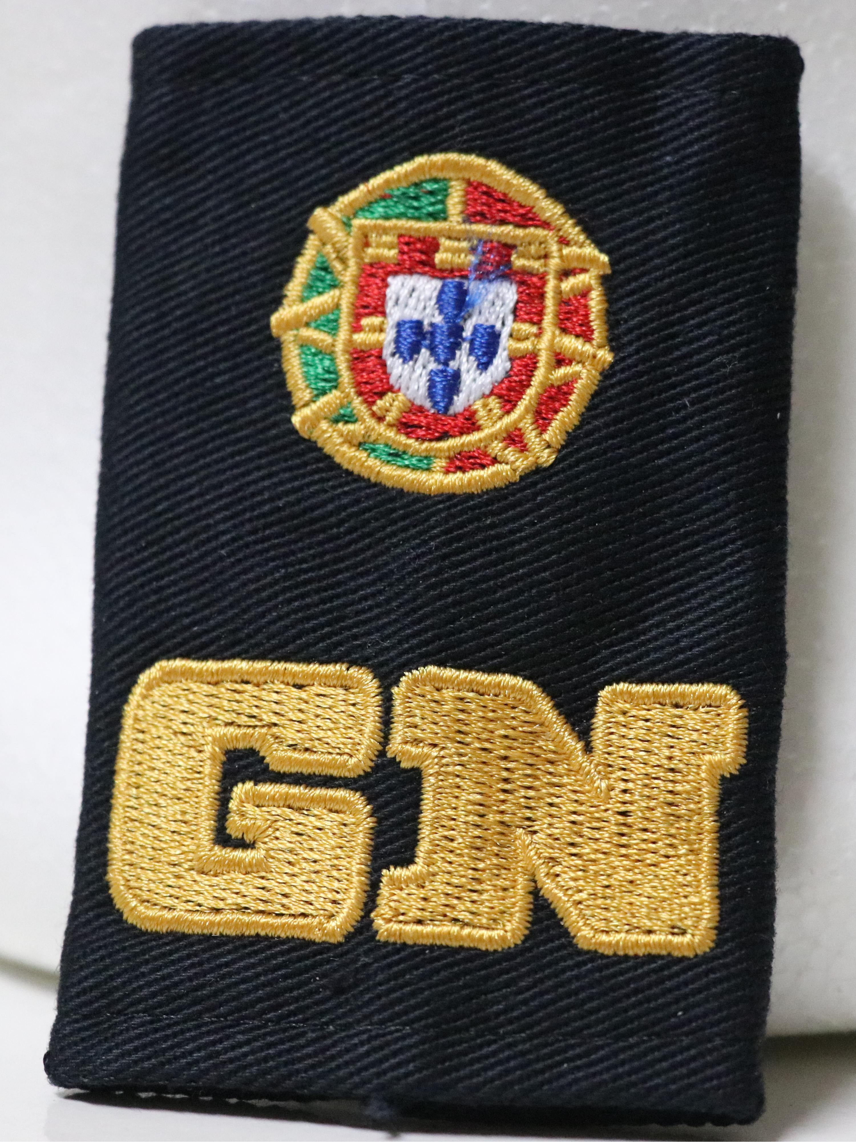 Divisa em tecido bordado