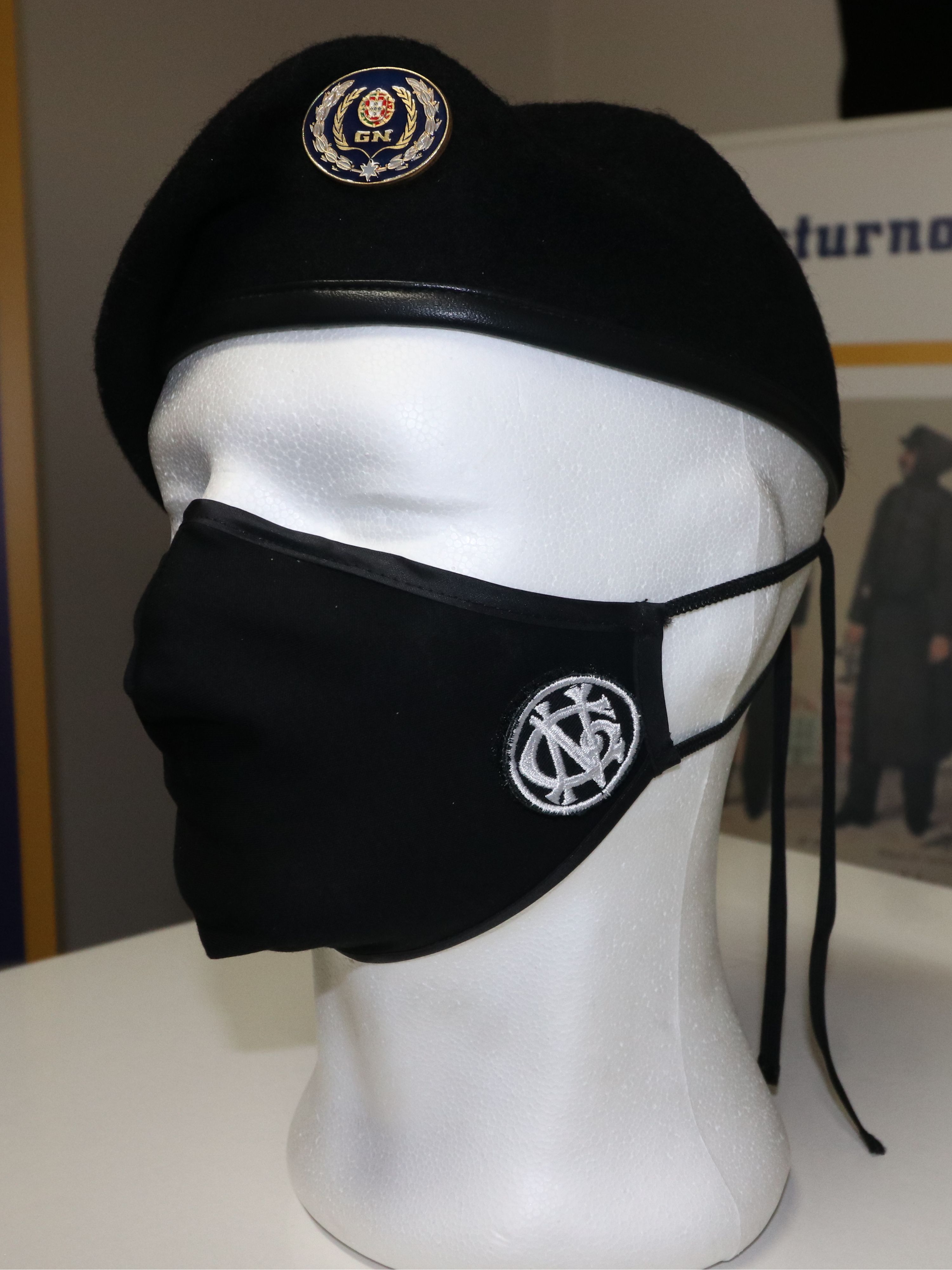 Mascara de proteção com monograma removível