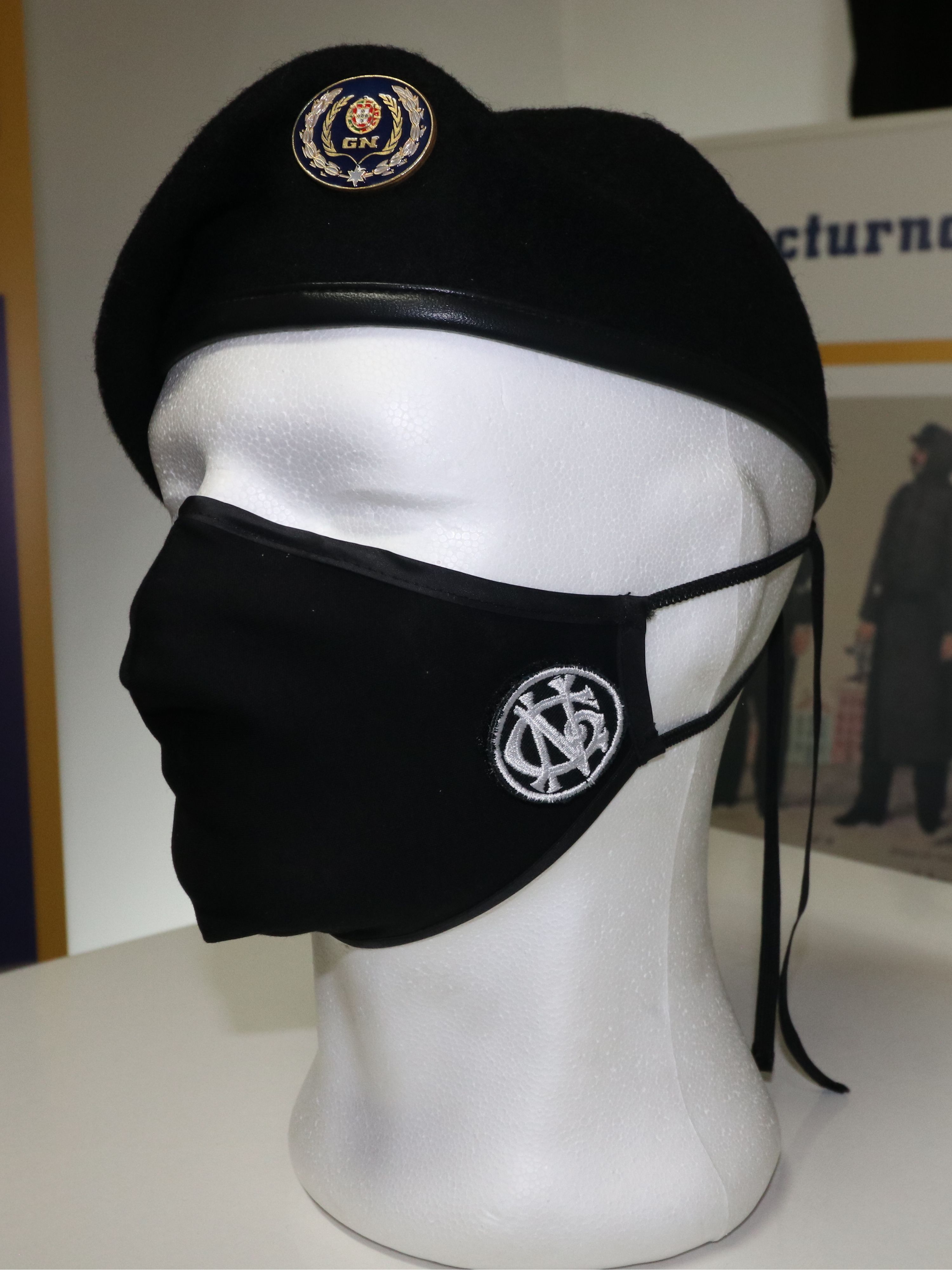 Mascara de proteção com monograma removível