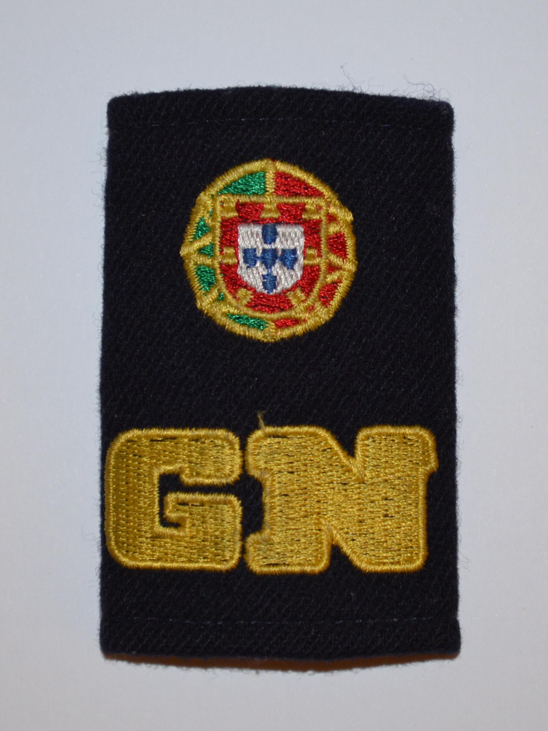 Divisa em tecido bordado